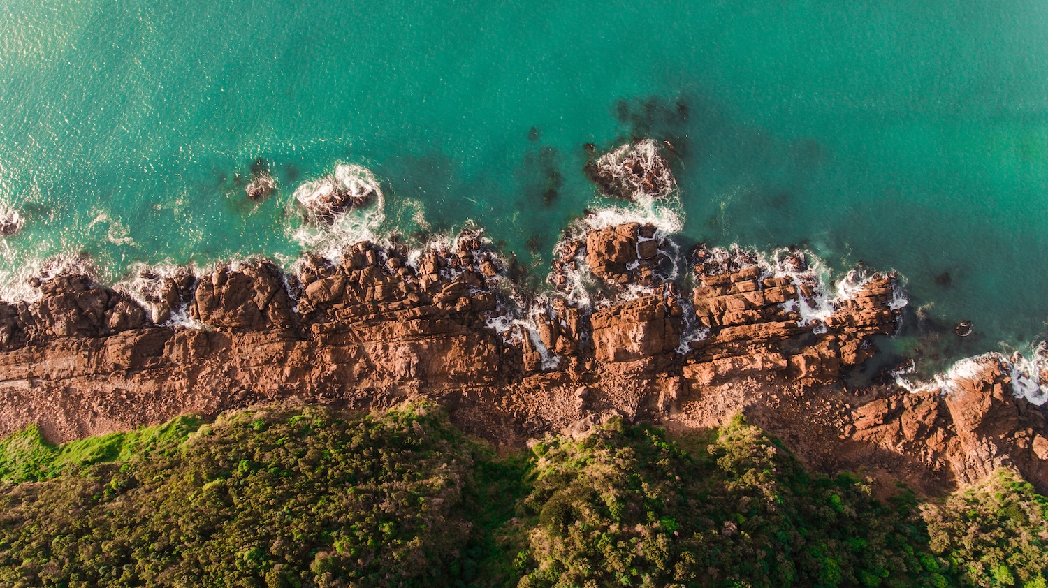 ocean splashing over rocks on the Great ocean road